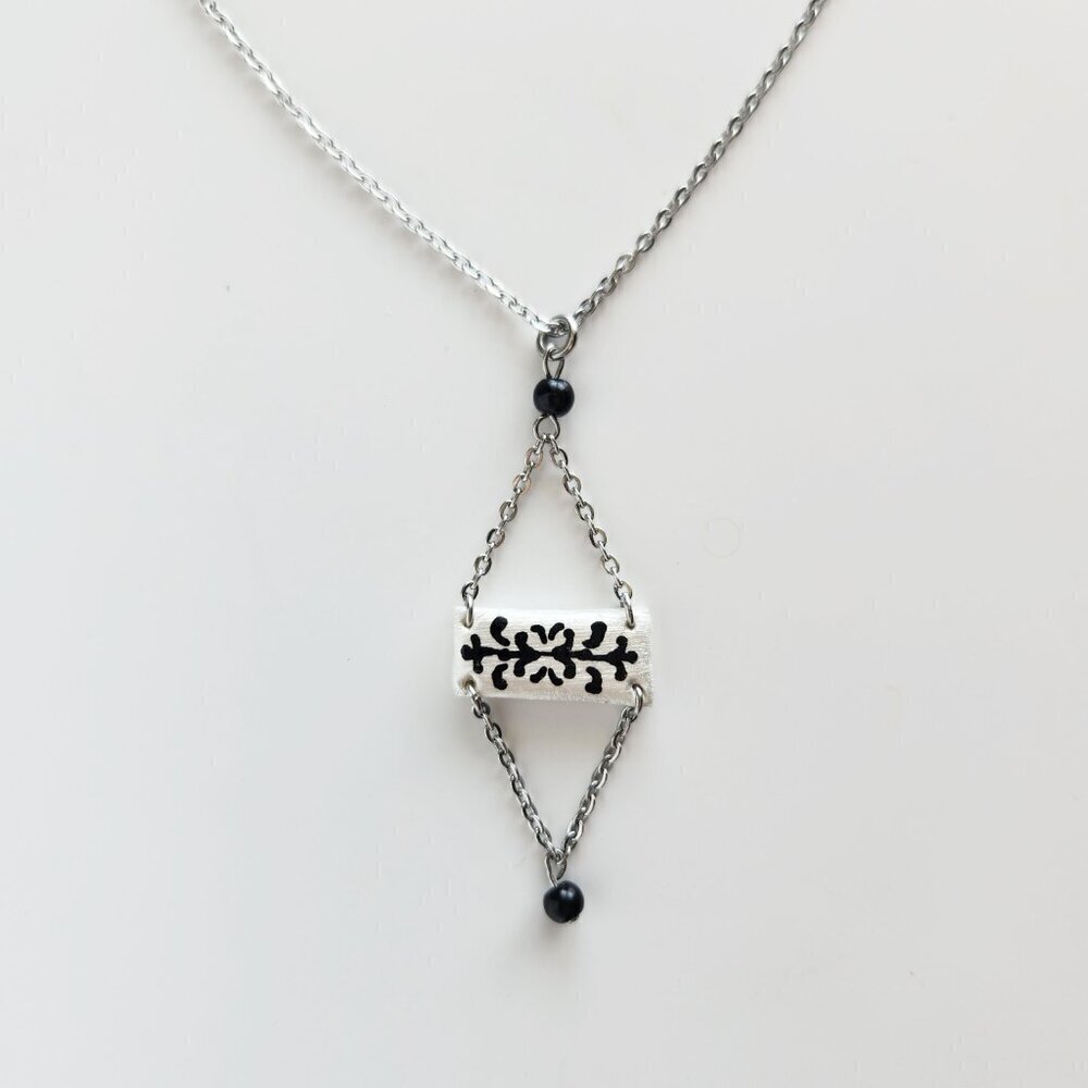 Iridescent Victorian Gothic obsidian necklace with a small silver chain - Picture 9 of 13